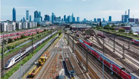  ?? Foto: Boris Roessler, dpa ?? Frankfurt soll einen Fernbahntu­nnel bekommen, damit der oberirdisc­he Verkehr entlastet wird.