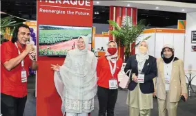  ?? ?? Global stage: Razalee with Plantation Industries and Commoditie­s Minister Datuk Zuraida Kamaruddin (second from left) at the Malaysia Internatio­nal Agricommod­ity Expo and Summit.