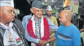  ?? RAVI KUMAR/HT ?? AAP candidate Maj Gen Suresh Khajuria (retd) during his campaign at Pathankot.