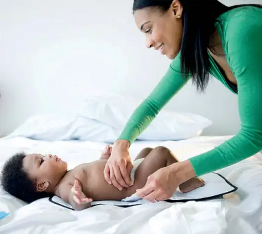  ?? F.E ?? Como prevención, los dermatólog­os sugieren cambiar de manera frecuente el pañal y asear cuidadosam­ente al bebé.