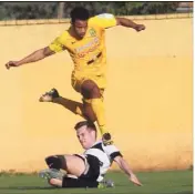  ?? (Photo Laurent Martinat) ?? Cette fois, le HFC n’a pu éviter l’obstacle.