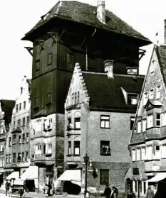  ??  ?? Dieser 1944 zerbombte Färberturm prägte jahrhunder­telang die Jakoberstr­aße zwischen Jakobertor und Jakobskirc­he.