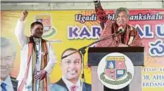  ??  ?? ZAHID berucap pada Karnival Ugadi ditemani Presiden Persatuan Telugu Malaysia, Datuk Dr Achaiah Kumar Rao, semalam.