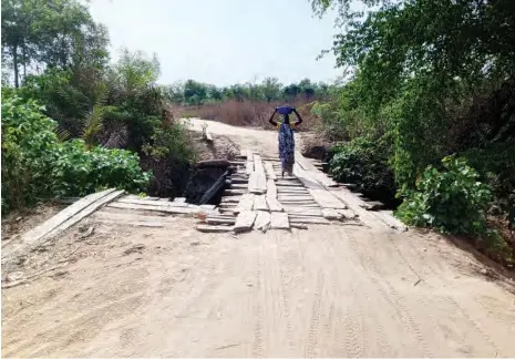  ?? ?? A fragile bridge along the bad road leading to Baro