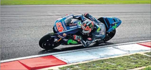  ??  ?? BUENAS SENSACIONE­S. Maverick Viñales, a lomos de la YZR-M1 durante la sesión de ayer con la que se cerró en Sepang el primer test de la pretempora­da de MotoGP.