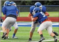  ?? KYLE MENNIG – ONEIDA DAILY
DISPATCH ?? Camden players work on a blocking drill during practice in Camden on Wednesday.