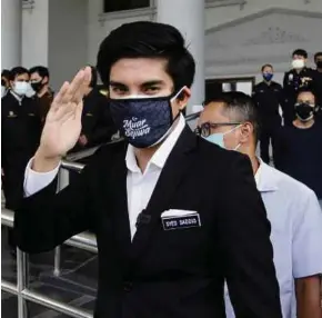  ?? (Foto Aizuddin Saad/bh) ?? Syed Saddiq keluar selepas membayar ikat jamin di Kompleks Mahkamah Kuala Lumpur.