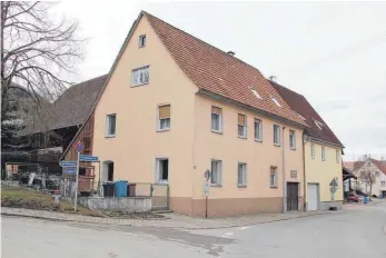  ?? FOTO: MATTHIAS JANSEN ?? In diesem Haus in der Schwenning­er Straße in Eßlingen sollen bald Fremdenzim­mer mit 24 Betten entstehen. Die Stadt begrüßt die Initiative, hat aber noch keinen Antrag zur Genehmigun­g vorliegen.