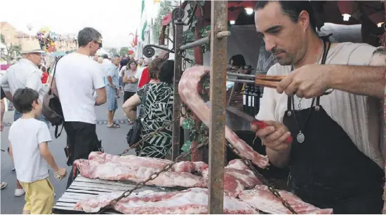  ?? Foto: Ángel García ?? Kultur geht auch durch den Gaumen: Die Stände mit kulinarisc­hen Spezialitä­ten sind allein schon einen Besuch Wert.