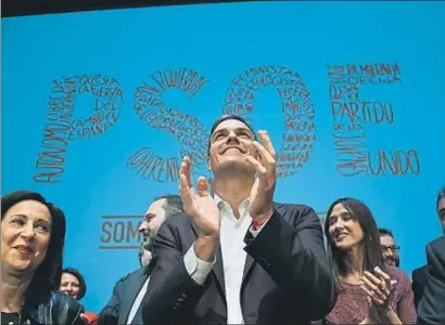  ?? DANI DUCH ?? Pedro Sánchez, anoche en el acto que protagoniz­ó en Madrid, entre Margarita Robles y Núria Parlon