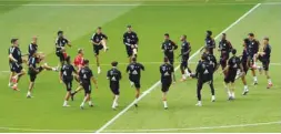  ?? (Reuters) ?? Bayern Munich players train at Berlin’s Olympic Stadium yesterday.