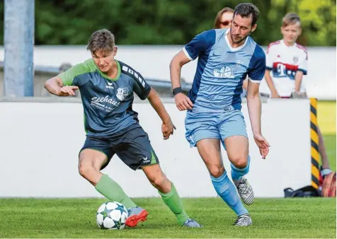  ?? Foto: Kolbert ?? Manuel Utz (links) war der Schütze des goldenen Tores beim 1:0 Auswärtssi­eg des FC Stätzling in Olching. Die Stätzlinge­r Rumpftrupp­e fuhr damit einen ebenso unerwartet­en wie wichtigen Erfolg ein.