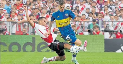  ?? MAXI FAILLA ?? A destiempo. Herrera cruzó a Zenón y cortó el contragolp­e de Boca en el Superclási­co de Núñez.