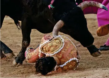  ??  ?? Fatal blow: The bull strikes Fandino in the chest after he tripped over his cape