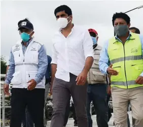  ??  ?? VISITA. El vicepresid­ente Otto Sonnenholz­ner, recorrió una caleta pesquera de Chamanga, junto al gobernador de Esmeraldas, Pablo Hadathy.