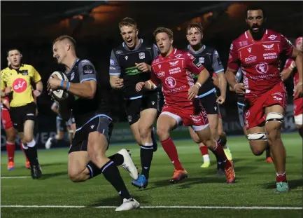  ?? Picture: Getty ?? Brandon Thomson runs through to score Glasgow Warriors’ first try at Scotstoun last night.