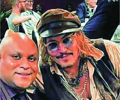  ?? INSTAGRAM ?? Johnny Depp, con uno de los empleados del local