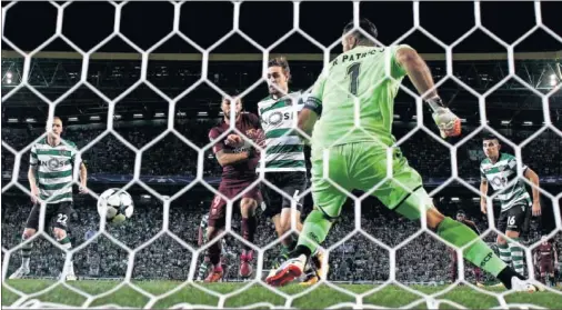  ??  ?? COATES DECIDE. Este es el momento en el que Sebastián Coates bate a Rui Patricio tratando de evitar el remate de su compatriot­a Suárez.