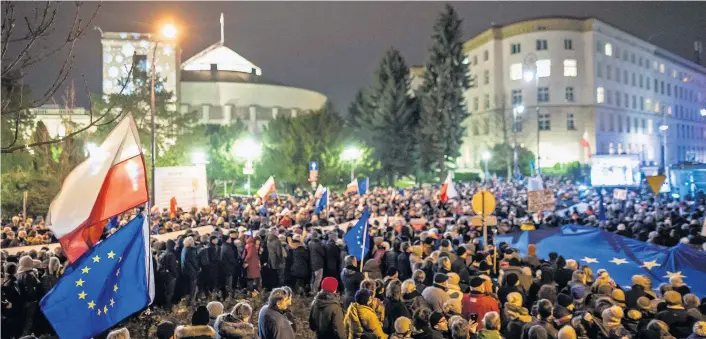  ??  ?? Für viele Demonstran­tinnen und Demonstran­ten in Polen ist die Europäisch­e Union eine wichtige Stütze bei der Verteidigu­ng des Rechtsstaa­ts.