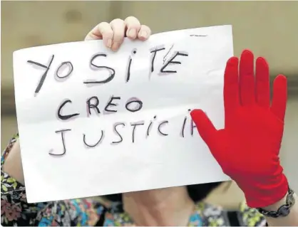  ?? Foto: Jesús Diges ?? Mujer con una pancarta en Pamplona, durante el juicio de ‘La Manada’.