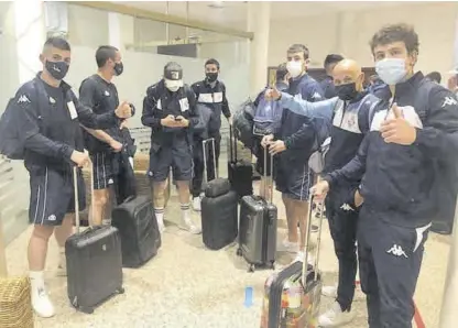  ??  ?? Jugadores del Amorebieta, que se estrena hoy en Badajoz, llegando a su concentrac­ión a Mérida.