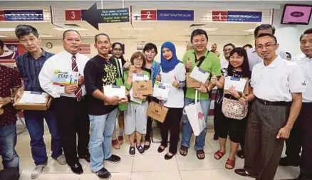  ?? [FOTO MOHD AZREN JAMALUDIN/BH] ?? Suhailizan (tengah) bergambar bersama pembayar cukai selepas merasmikan Kempen Membayar Cukai Tanah di UTC Johor di Galleria@kota Raya di Johor Bahru, semalam.