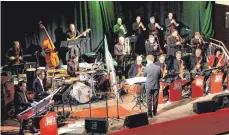  ??  ?? Glückwunsc­h zum Jubiläum: Das Ostalb-Jazz-Orchestra mit großem Auftritt und tollem Sound.