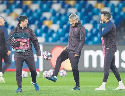  ?? FOTO: PERE PUNTÍ ?? Quique Setién juega con el balón sobre el césped de San Paolo. El técnico del Barça confía en lograr un buen resultado