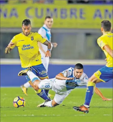  ??  ?? AMENAZA. Bakkali mantuvo en alerta constante a la defensa de Las Palmas y creó peligro por su banda.