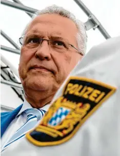  ?? Foto: Peter Kneffel, dpa ?? Bayerns Innenminis­ter Joachim Herrmann (CSU) betont, dass die allermeist­en Polizeibea­mten eine ausgezeich­nete Arbeit machten.