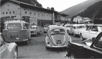  ?? FOTO: DPA ?? Gestaut haben sich Autos am Brenner in der Vergangenh­eit schon oft, nicht selten mit politische­m Hintergrun­d. So wie auf diesem Foto vom 12. Juli 1961, als damals der italienisc­he Visumzwang für österreich­ische Touristen in Kraft trat.