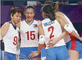  ?? JOEY MENDOZA ?? National volleybell­es Kim Fajardo, Kim Dy, Jaja Santiago and Alyssa Valdez during a huddle in their game against Thailand.