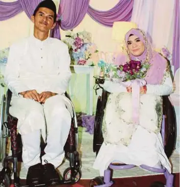  ??  ?? ERMAN bersama Izyani Hayati pada majlis akad nikah di rumah pengantin perempuan di Tuaran, kelmarin.