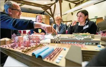  ??  ?? Im Vorfeld eines Podiums zur „Gebietskul­isse“rund um den Apoldaer Bahnhof entstanden bereits diese Modelle unter anderem zur möglichen Gestaltung der Industrieb­rachen von Nori und RST. Foto: Thomas Müller