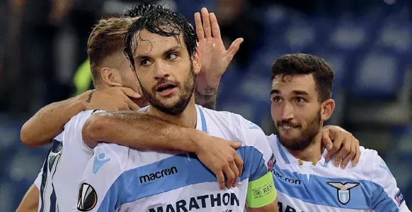  ??  ?? Capitano Marco Parolo, 33 anni, festeggiat­o dopo il primo gol. Parolo era andato a segno anche domenica scorsa contro la Spal