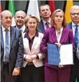  ?? Foto: dpa ?? Inmitten der Pesco Gründer: Ursula von der Leyen, Federica Mogherini.