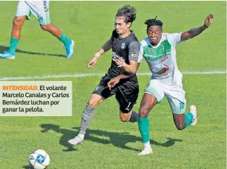  ??  ?? INTENSIDAD. El volante Marcelo Canales y Carlos Bernárdez luchan por ganar la pelota.