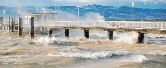  ?? FOTO: UWE JAUSS ?? Sturmgepei­tschter Bodensee in Wasserburg: In der Region hielten sich die Schäden durch „Sabine“in Grenzen.