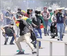  ??  ?? AGITACIÓN. Opositores lanzan piedras a las fuerzas de seguridad.