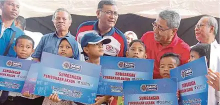  ?? FILE PIC ?? Several pupils receiving their National Education Savings Scheme (SSPN-i) starter accounts in Alor Star recently. This year, the Kedah government is introducin­g a RM100 incentive for 30,000 Year One pupils under the scheme.