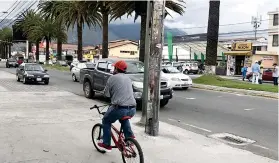  ??  ?? SEMAFORIZA­CIóN. La avenida principal de ingreso a Ibarra lució así en su primer día de semáforo en rojo