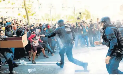  ?? ALEJANDRO GARCÍA / EFE ?? Mossos cargan en Barcelona contra manifestan­tes de los Comités de Defensa de la República (CDR) el pasado 10 de noviembre.