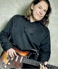  ??  ?? Virtuoso Robben Ford, classe 1951, ha cominciato a suonare nel gruppo blues di suo padre