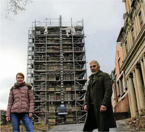  ??  ?? Fördervere­in (hier Michael Baum) und Schlössers­tiftung (hier Carola Niklas) bitten gemeinsam um Spenden für den Außenputz und Wiederaufb­au der Haube auf dem Turm der Schlosskir­che der Schwarzbur­g, der einst um ein gutes Drittel höher war als heute.