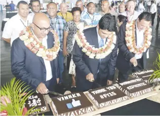  ?? Photo: Waisea Nasokia ?? From left: Fiji Airways board chairman, Rajesh Punja, Attorney-General and Minister for Civil Aviation, Aiyaz Sayed-Khaiyum, managing director/chief executive officer Andre Viljoen and staff following the announceme­nt of the 2015 record profit.