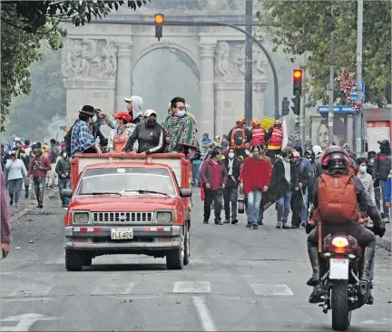  ?? GUSTAVO GUAMAN / EXPRESO ?? Retirada. Una vez que el Gobierno tomó la decisión, a la fuerza pública le tomó media hora desalojar la Casa de la Cultura y el parque de El Arbolito.