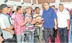  ?? GambarBern­ama ?? SALLEH bersalaman dengan ibu bapa pelajar ketika hadir bagi merasmikan Mesyuarat Agung Persatuan Ibu Bapa dan Guru (PIBG) di Sekolah Menengah Kebangsaan Usukan pada Jumaat.