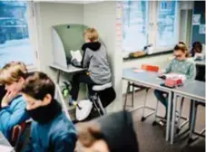  ??  ?? ALTERNATIV. Isolerade avskärmare, höjbart skrivbord och skrivbords­cykel är alternativ på Karlbergs Skola.