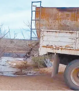  ?? ?? l En esta imagen tomada de un video se aprecia una pipa descargand­o desperdici­os en zona de pitayales.
