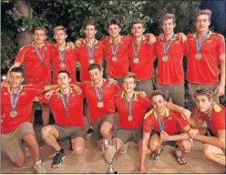  ??  ?? PLATA DE LEY. Los Sub-18 que ganaron la plata mundial ayer.